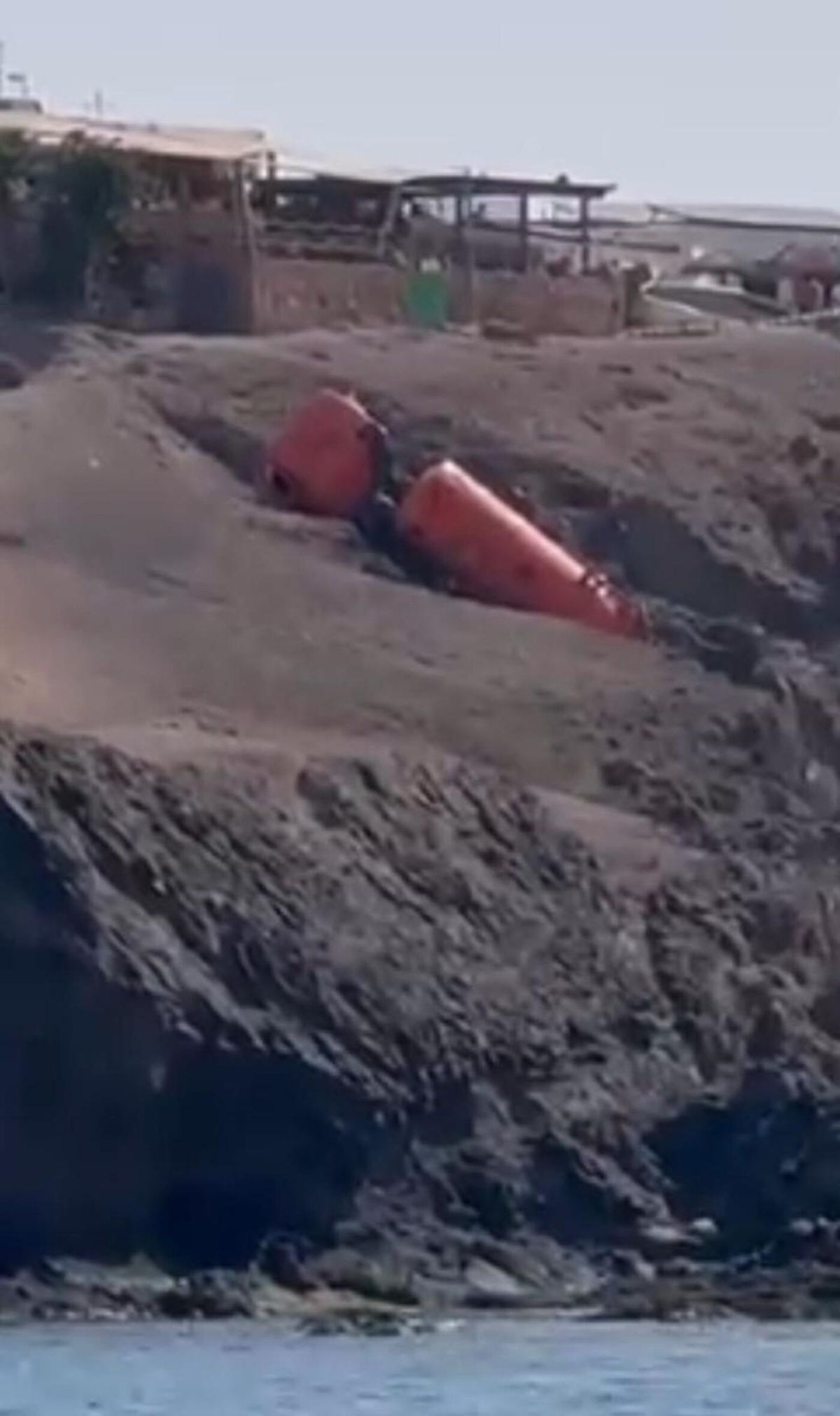 Estado en el que quedó el camión de desatascos tras deslizarse por una ladera de la playa de Papagayo en Lanzarote