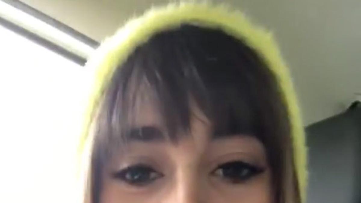 El look de Aitana con gorro flúor de Stradivarius