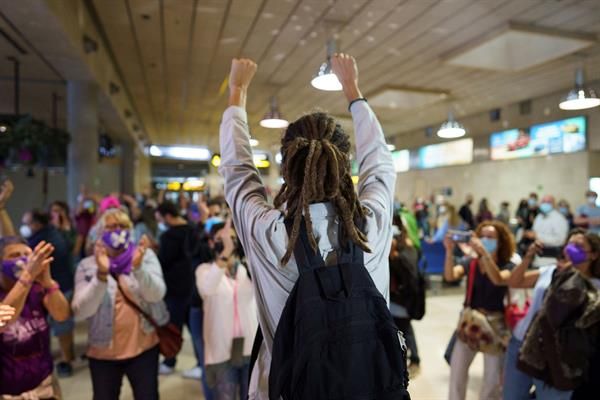 El diputado de Unidas Podemos, Alberto Rodríguez (c), es recibido por simpatizantes a su llegada este pasado sábado a la terminal del aeropuerto Tenerife Norte