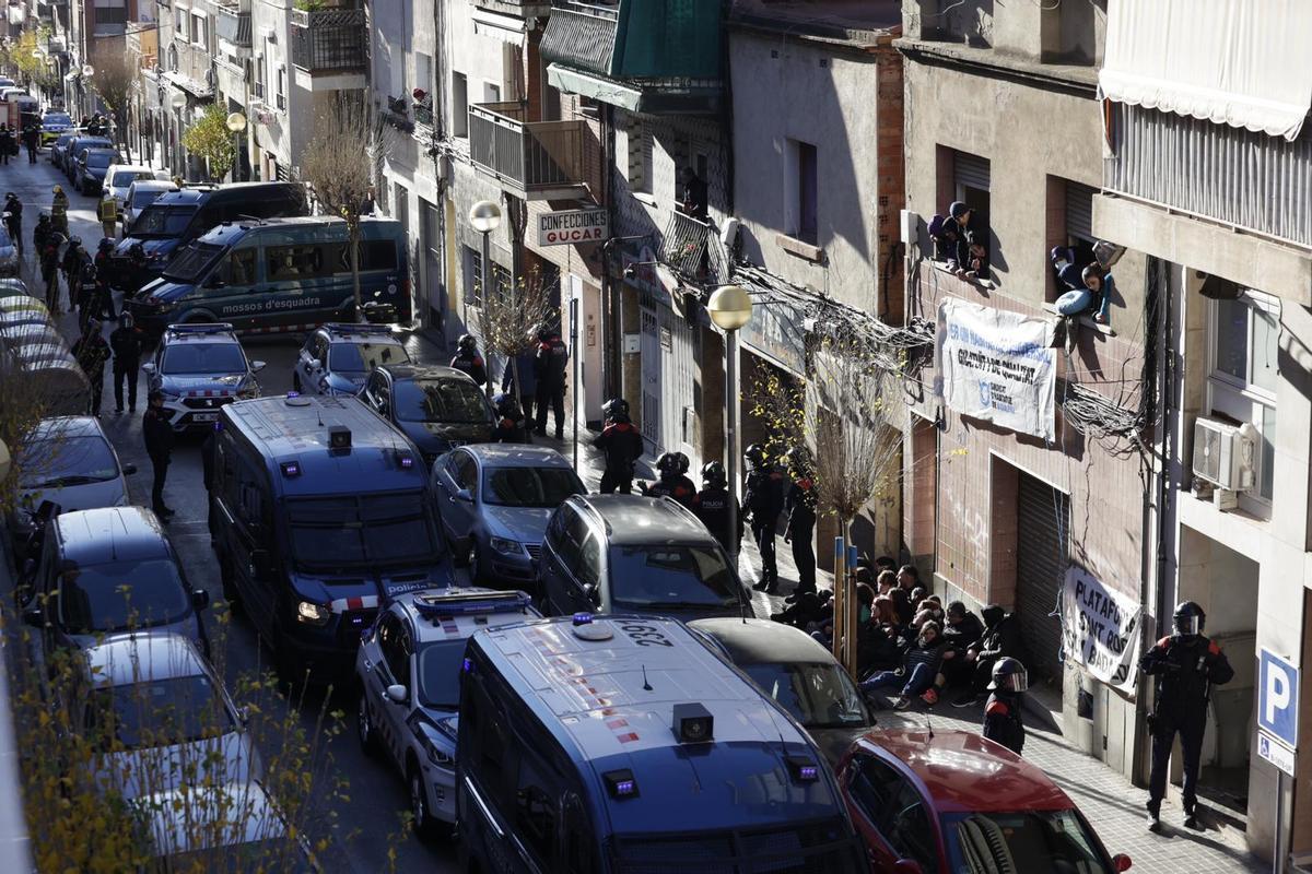 El operativo policial que ha realizado el desalojo del inmueble de la calle Calderón de la Barca de Badalona, declarado en ruinas por el Ayuntamiento