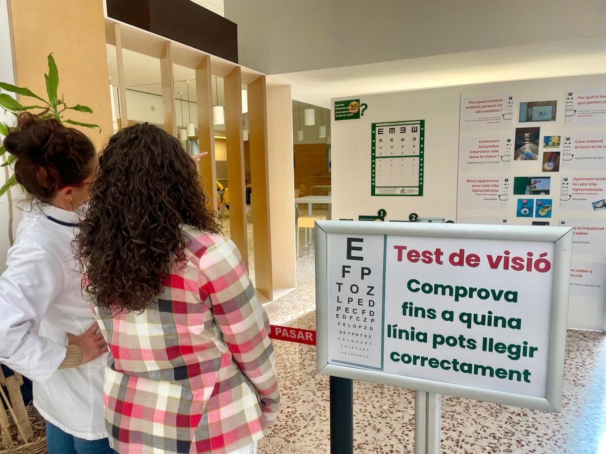 Unes noies visiten la mostra