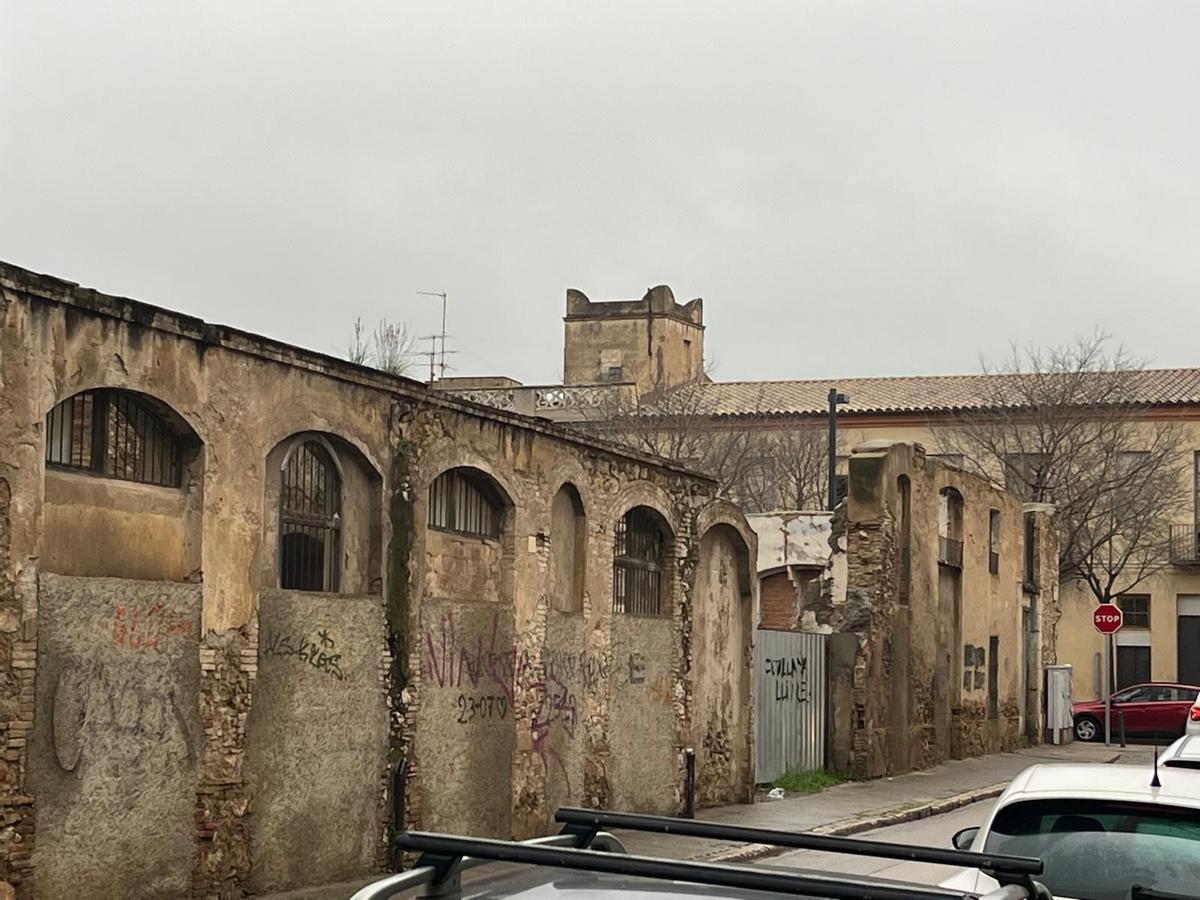 Carrer del Progrés número 2 i 4, on hi ha la Fàbrica de l’Anís Barcino abans del trasllat al número 11