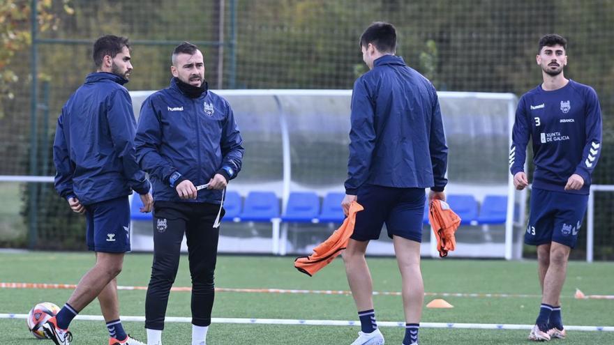 Yago Iglesias dando instrucciones en un entrenamiento del Pontevedra. |  // RAFA VÁZQUEZ