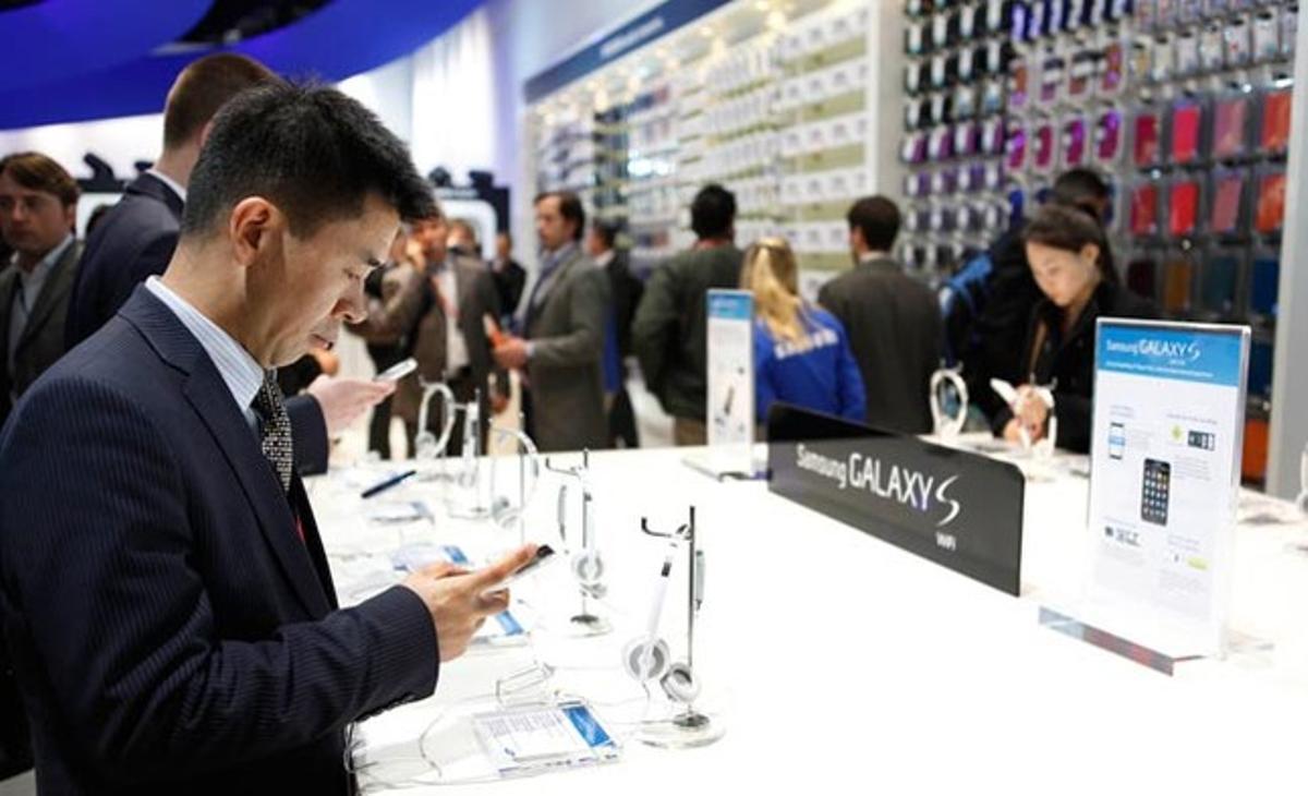 Uns visitants del Mobile World Congress proven terminals de telèfon a l’estand de l’empresa tecnològica Samsung, en l’última edició.