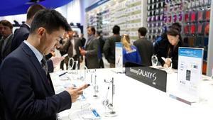 Uns visitants del Mobile World Congress proven terminals de telèfon a l’estand de l’empresa tecnològica Samsung, en l’última edició.