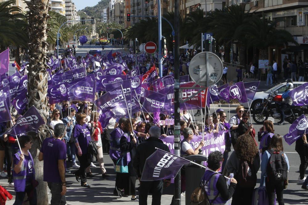 Los sindicatos UGT y CCOO en l'Alacantí-Les Marinas han recorrido hoy las principales calles del centro de la ciudad de Alicante.