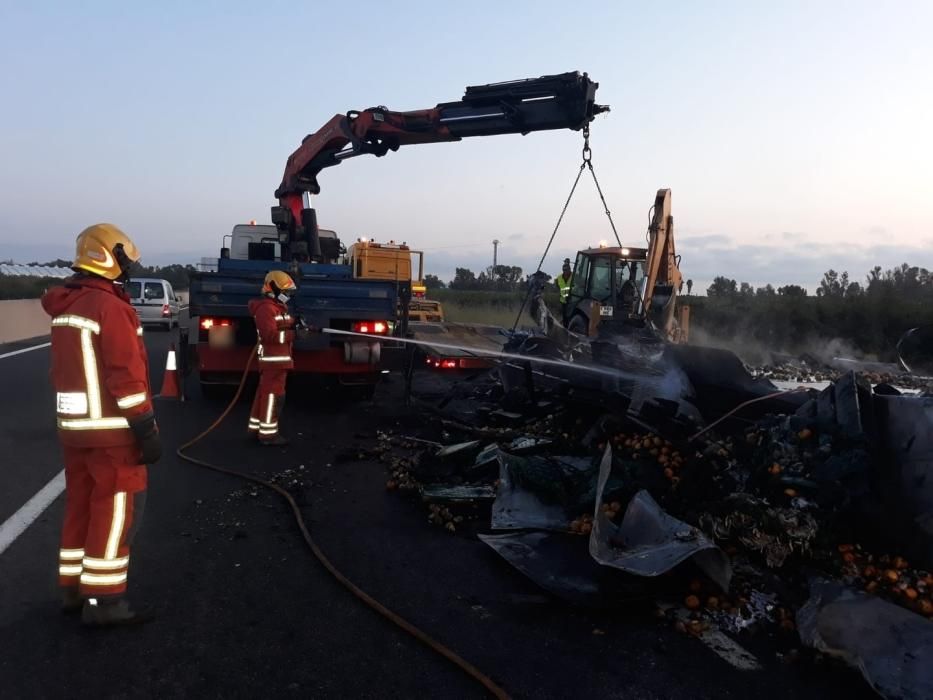 Arden de madrugada dos camiones mientras transitaban por la A-7