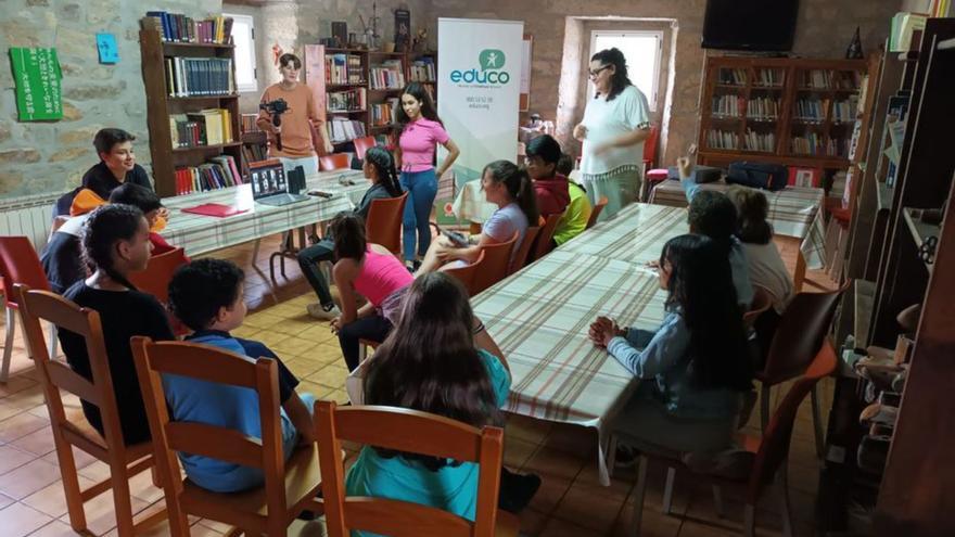 Jóvenes de A Limia contactando con los de Bolivia .  | // FDV