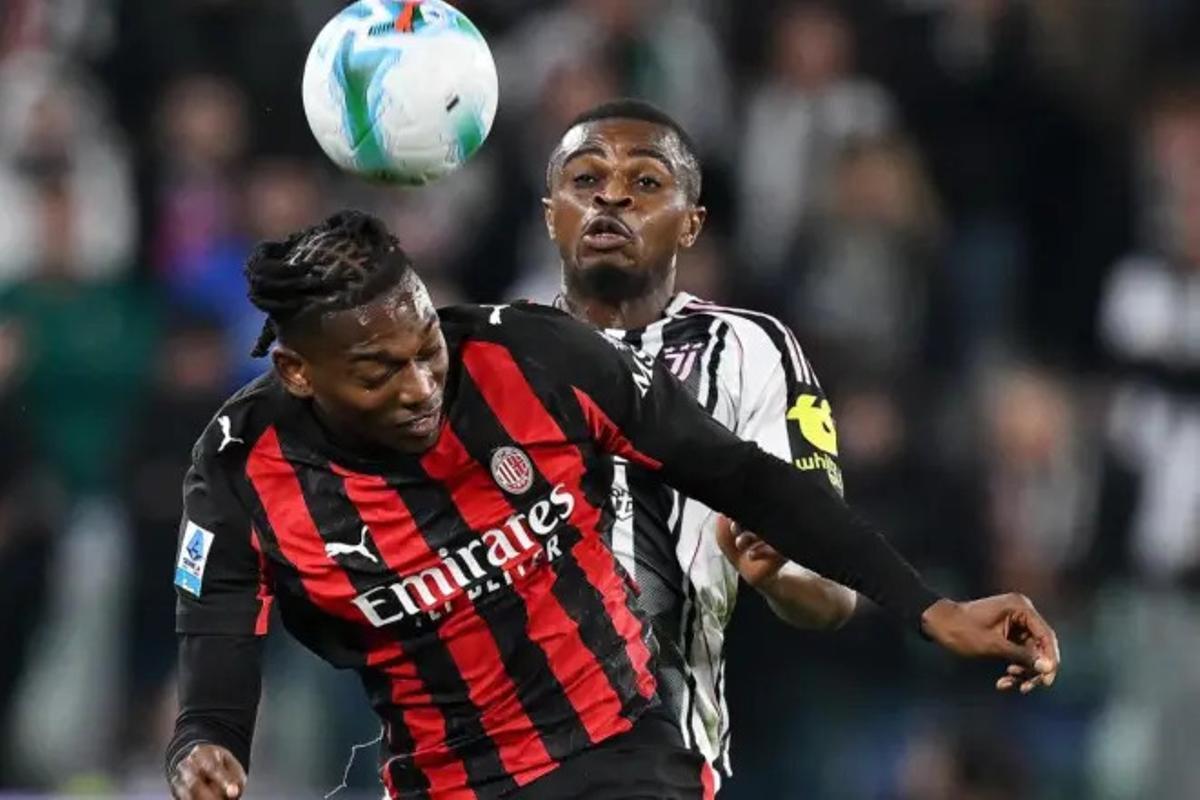 Rafael Leao cabecea el balón ante la Juve.