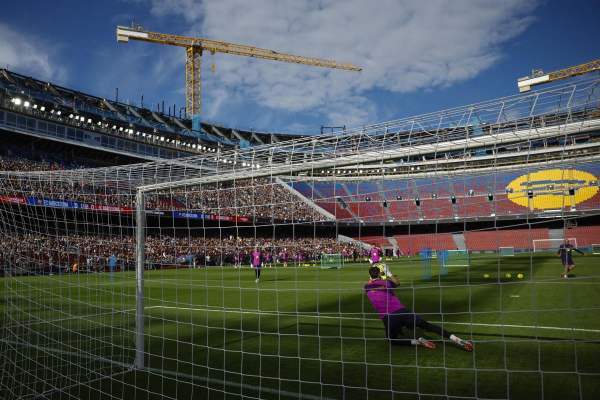 Així és el renovat Spotify Camp Nou, durant el primer entrenament de l'equip blaugrana Així és el renovat Spotify Camp Nou, durant el primer entrenament de l'equip blaugrana