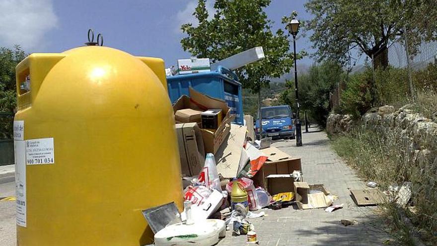 Imagen que ofrecía ayer uno de los puntos de recogida selectiva en el municipio.