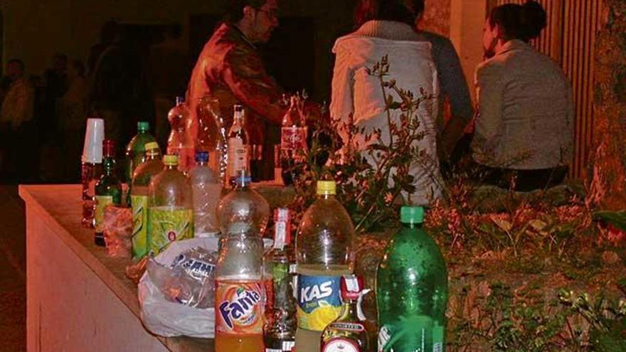 La proliferación del botellón durante las fiestas preocupa tanto a residentes como visitantes.