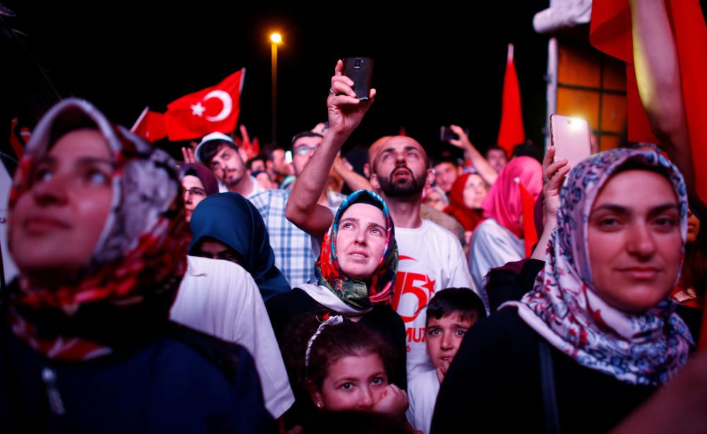 Multitudinaria marcha en Estambul en