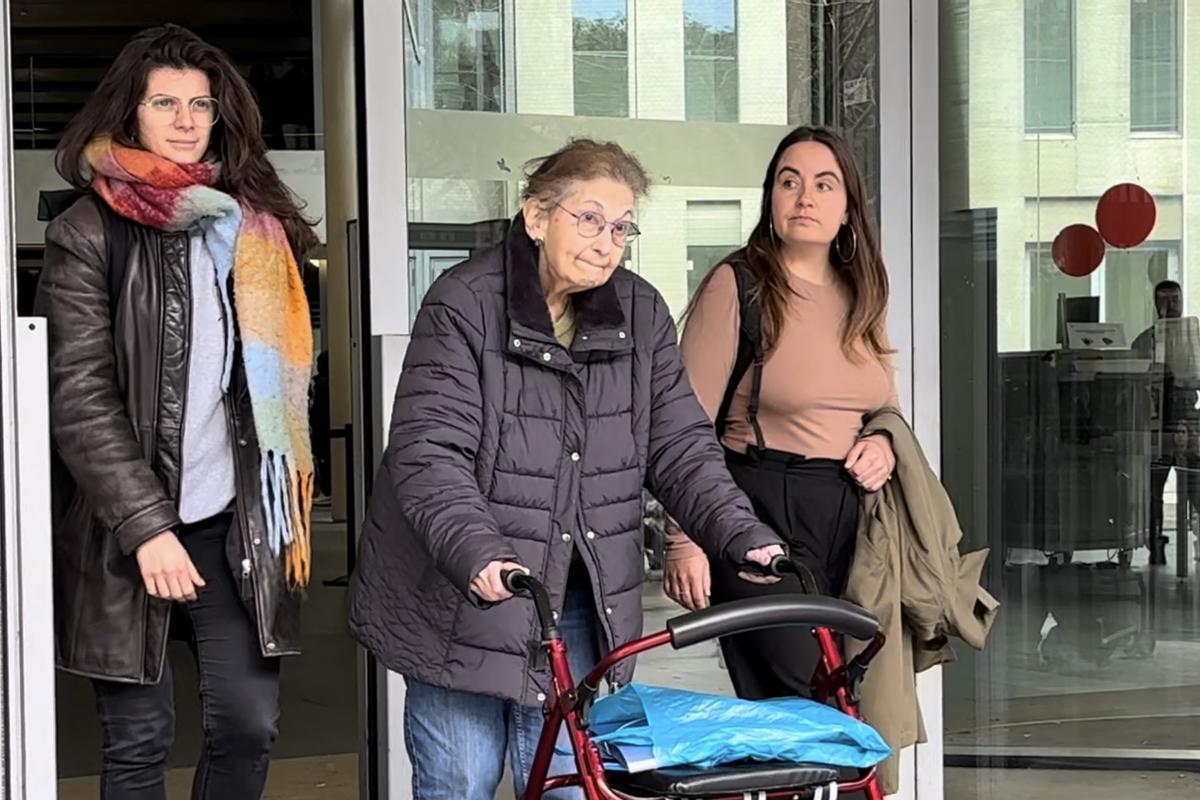 La activista independentista Blanca Serra (c), a la salida este jueves después de que la Fiscalía de Barcelona le haya comunicado el resultado de las diligencias abiertas sobre las torturas denunciadas por la activista durante su detención en 1977