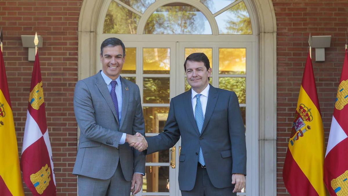 El presidente del Gobierno, Pedro Sánchez, junto al presidente de la Junta, Alfonso Fernández Mañueco.