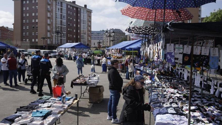 El mercadillo de La Corredoria incorpora dos horas de globoflexia para los niños como reclamo para las familias