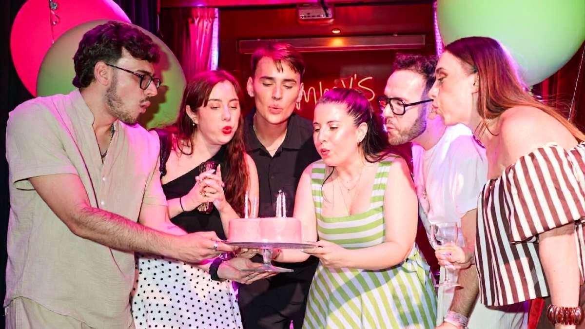 La redacción de CUORE soplando las velas del 20 aniversario