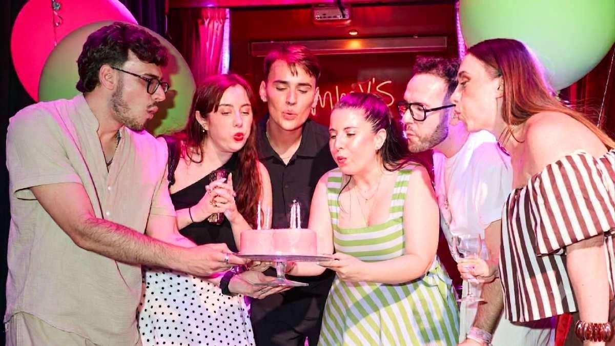 La redacción de CUORE soplando las velas del 20 aniversario