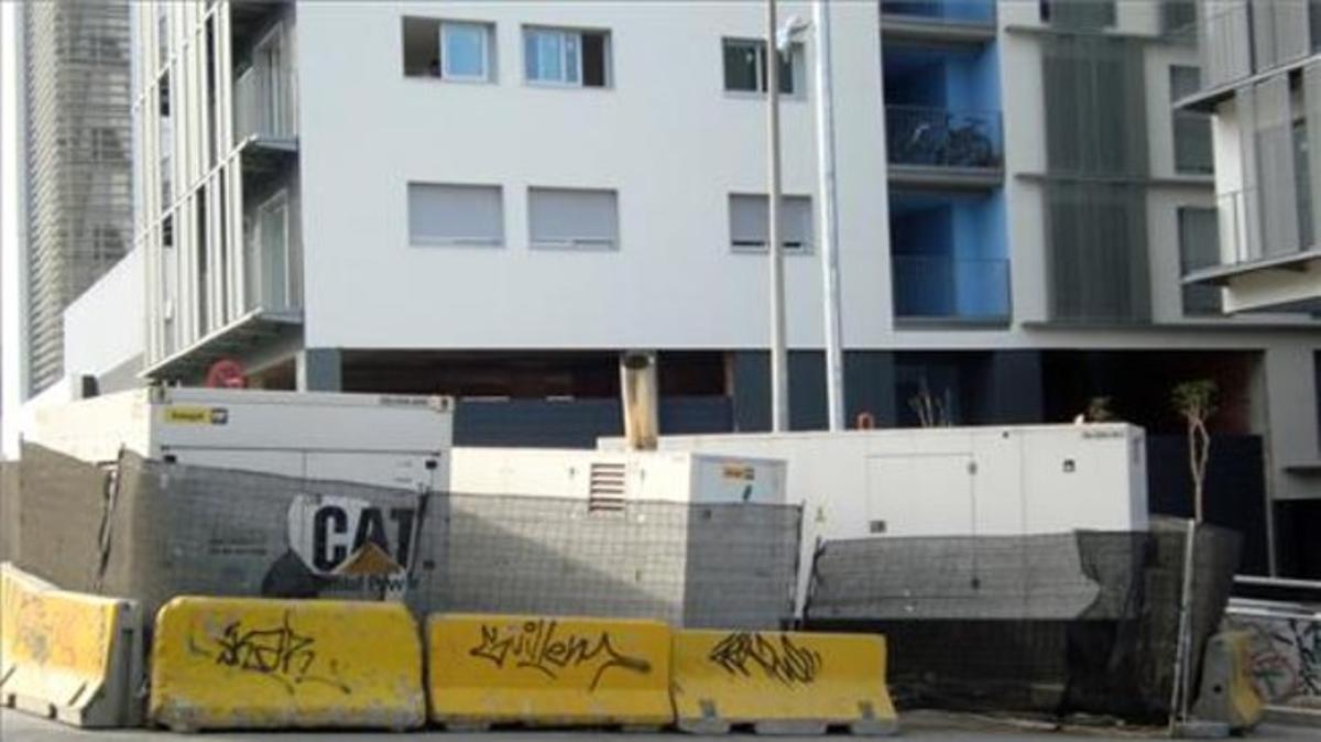 Generador sorollós i sense seguretat.Al carrer dels Almogàvers de Barcelona, davant del número 107, aquest generador impedeix el descans dels veïns. Malgrat la finalització de les obres de les noves vivendes, el generador segueix funcionant fent un soroll insuportable. A més, el generador no compta amb cap mesura de seguretat i és accessible per a qualsevol vianant i un perill per als nens.