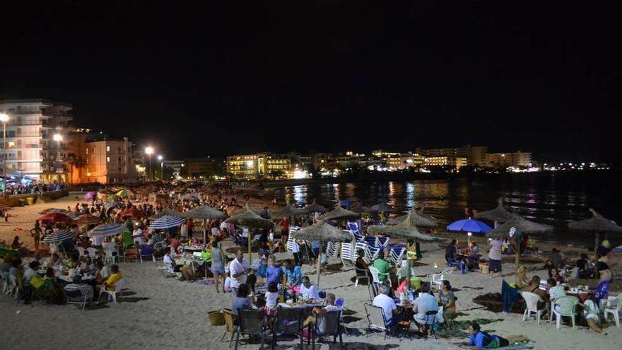 Toda una playa a la luz de las estrellas fugaces