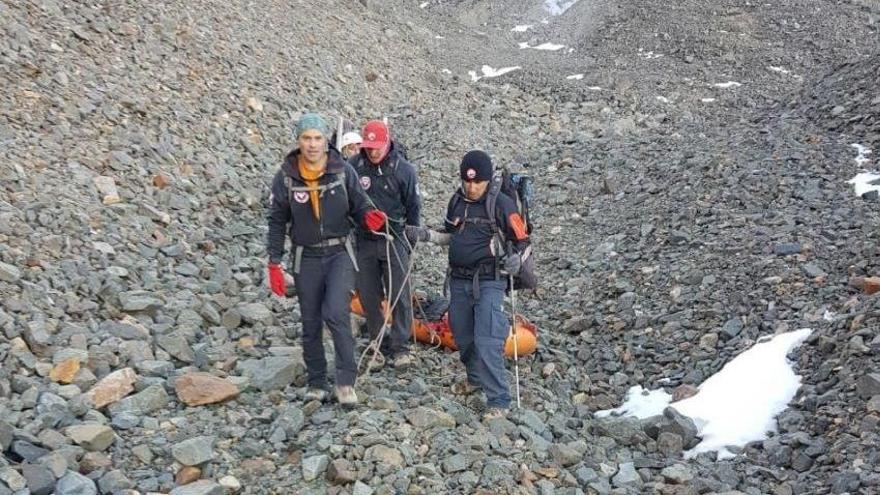 Miembros del equipo de rescate evacúan el cuerpo hallado en Los Andes.