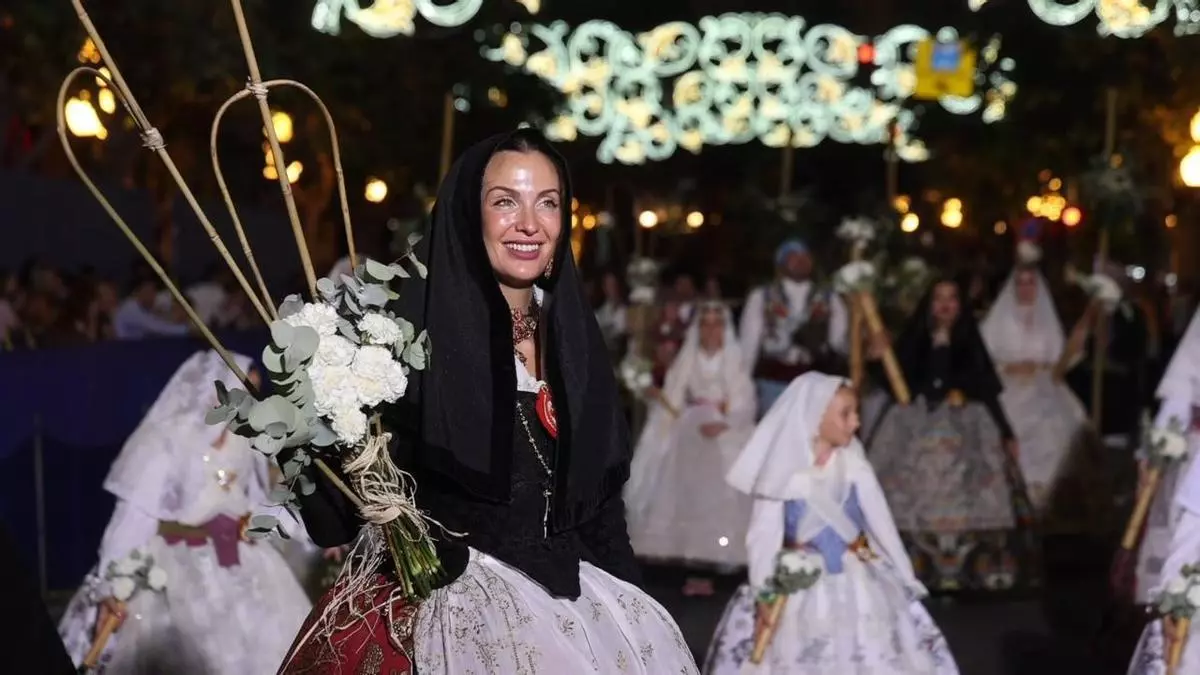 La Ofrenda de Flores vence al calor para completar sus tapices ante San Nicolás