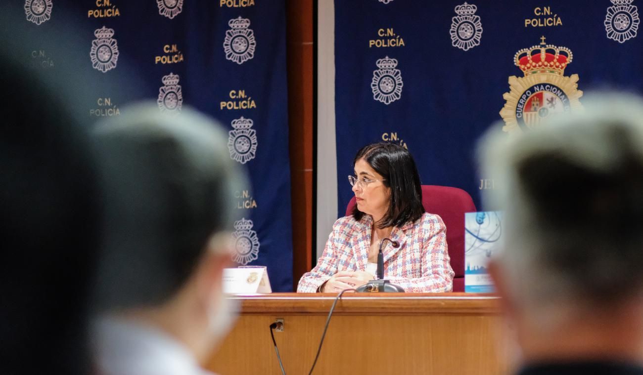 La ministra de Sanidad Carolina Darias preside el acto de entrega de desfibriladores a la Policía Nacional en Canarias