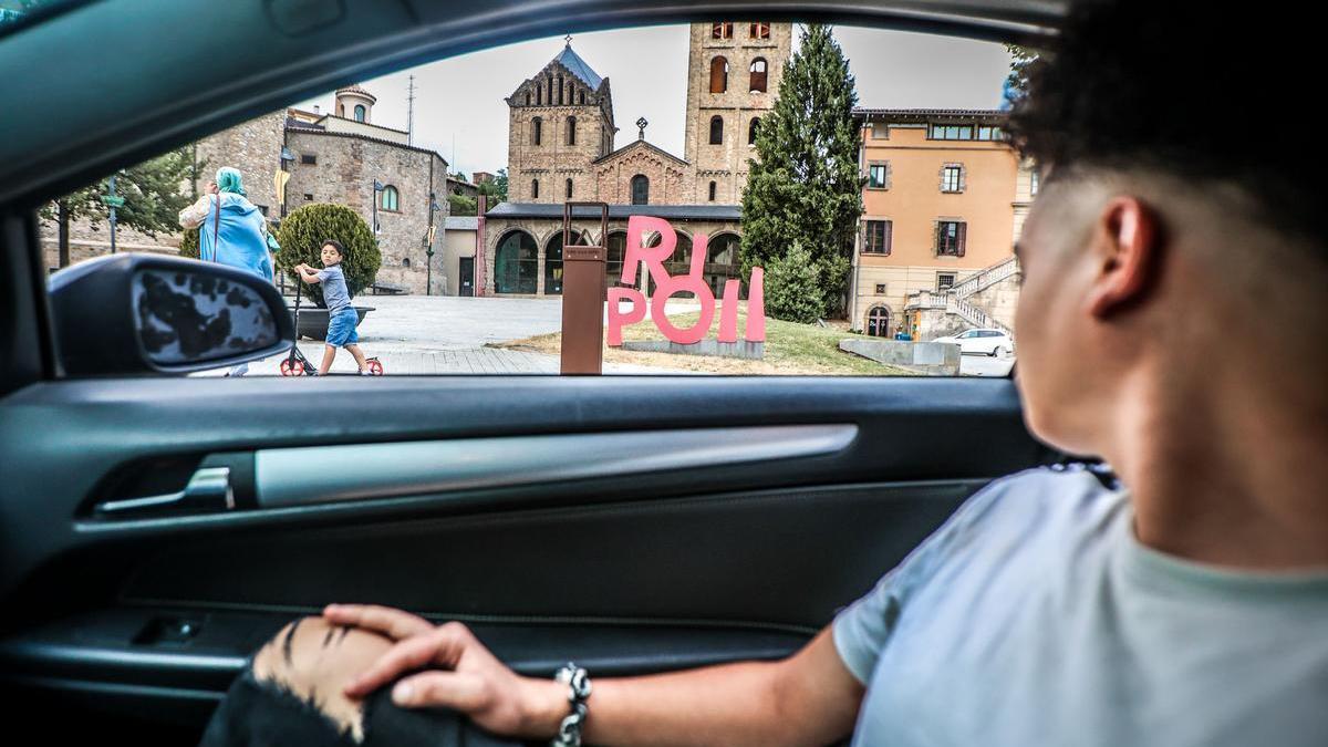 Moussa, un joven marroquí que llegó a Ripoll con cuatro años, frente a la plaza del monasterio.