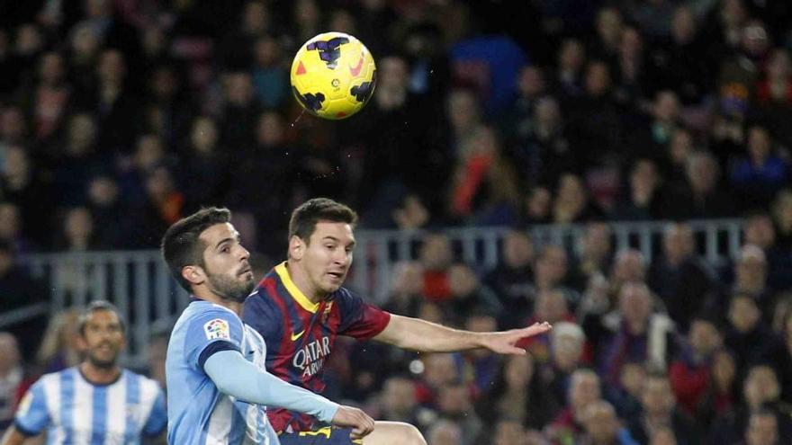 Flavio y Caballero entorpecen a Messi, que trata de superar por alto al cancerbero argentino.