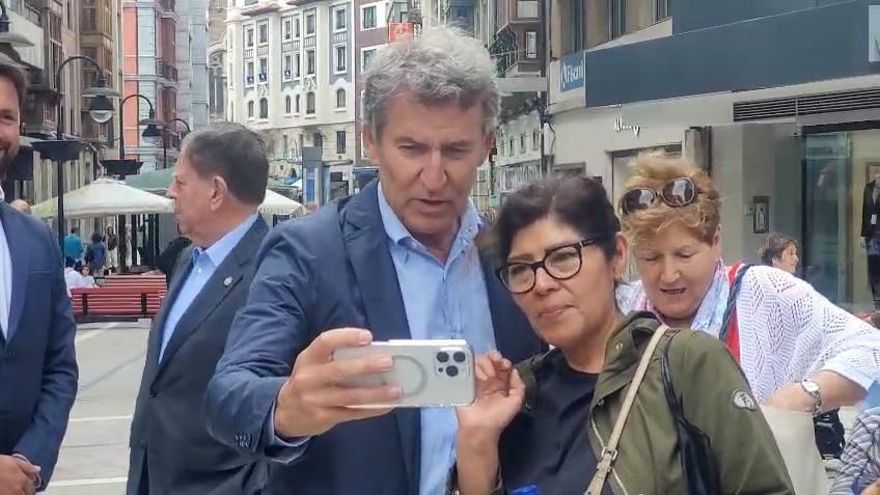 Alberto Núñez Feijóo reparte selfies y saludos en Oviedo antes del acto con afiliados que protagonizará esta tarde