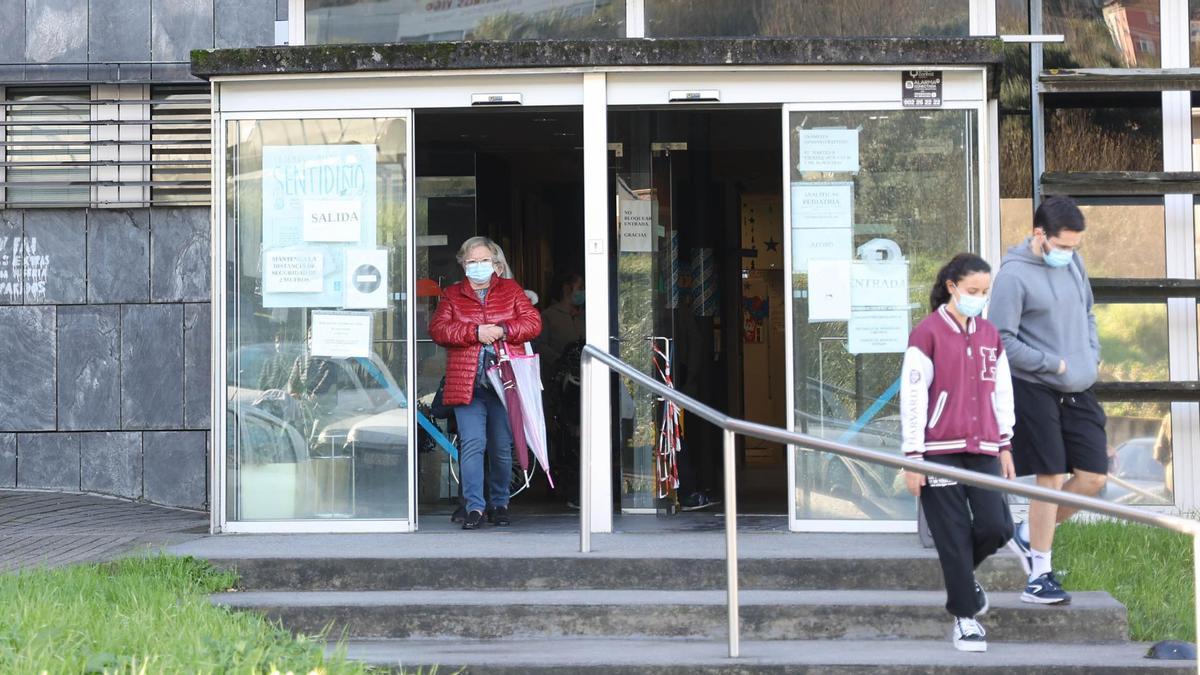 Pacientes entrando y saliendo del centro de salud de Teis, en Vigo.