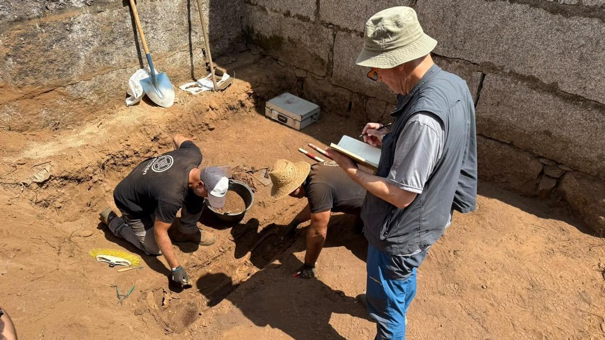 Restos humanos hallados en la excavación de la fosa de Chan da Ponte, en Salvaterra.