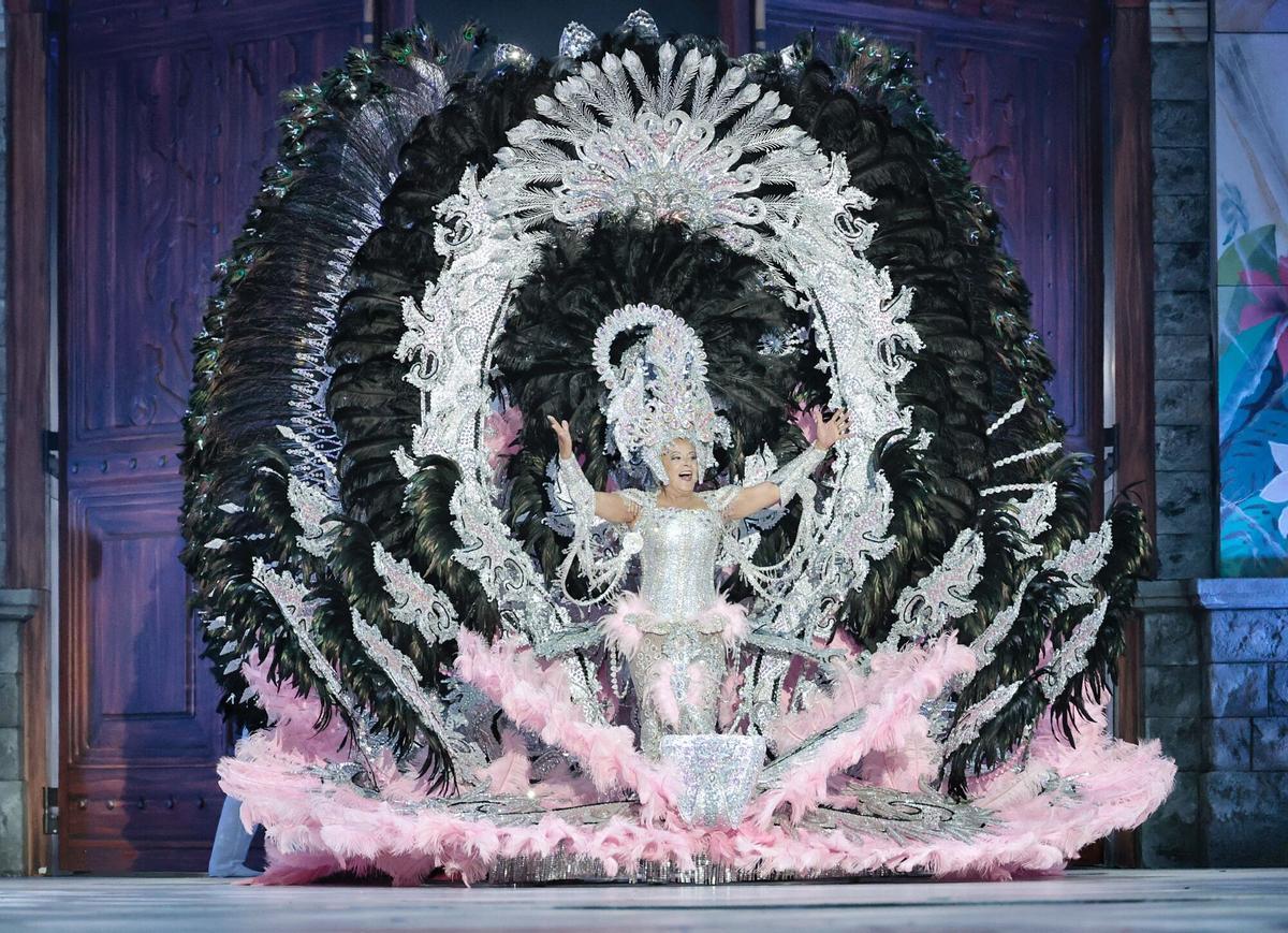 4. María Isabel González Rodríguez, con 'Al ritmo de la vida', de Antonio Santos, representando al Centro Comercial Concorde, Gador Producciones y Eventos y Mi Residencial Senior.