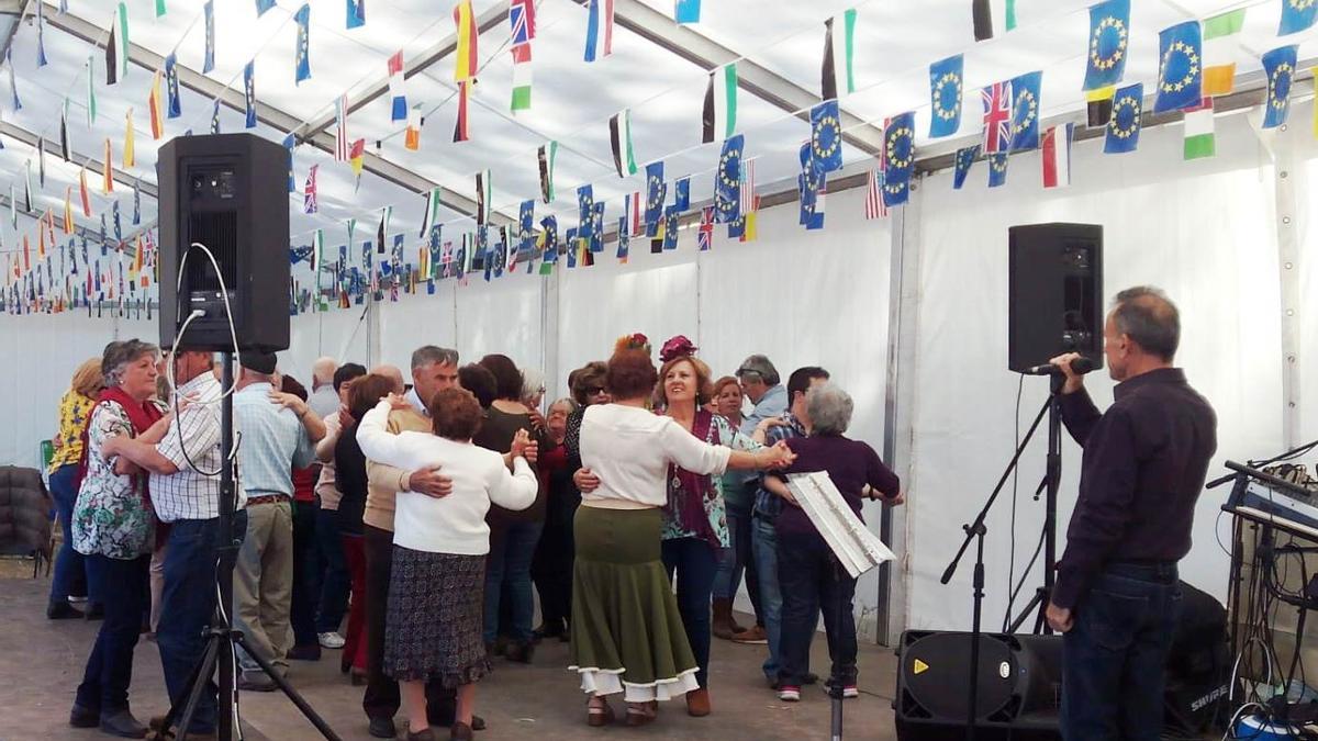 Animación en la caseta de los pensionistas durante la  romería