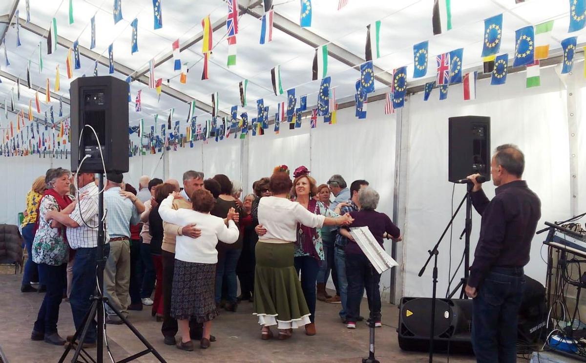 Animación en la caseta de los pensionistas durante la  romería