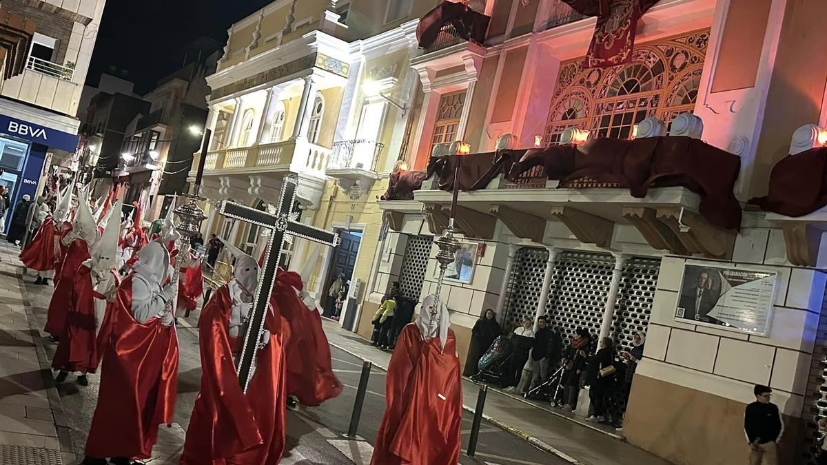 Procesión de San Roque al paso por el teatro Carolina Coronado