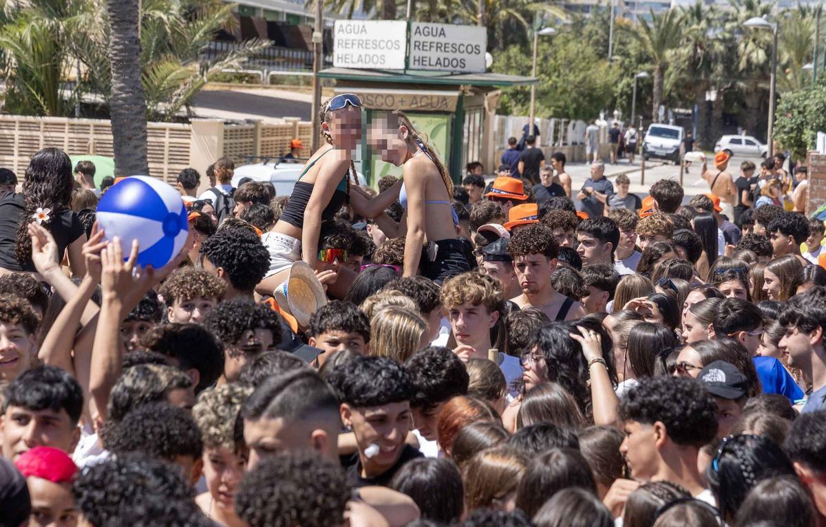 Control al alcohol en la Santa Faz 0,0 de Alicante con 12.000 jóvenes en la playa de San Juan