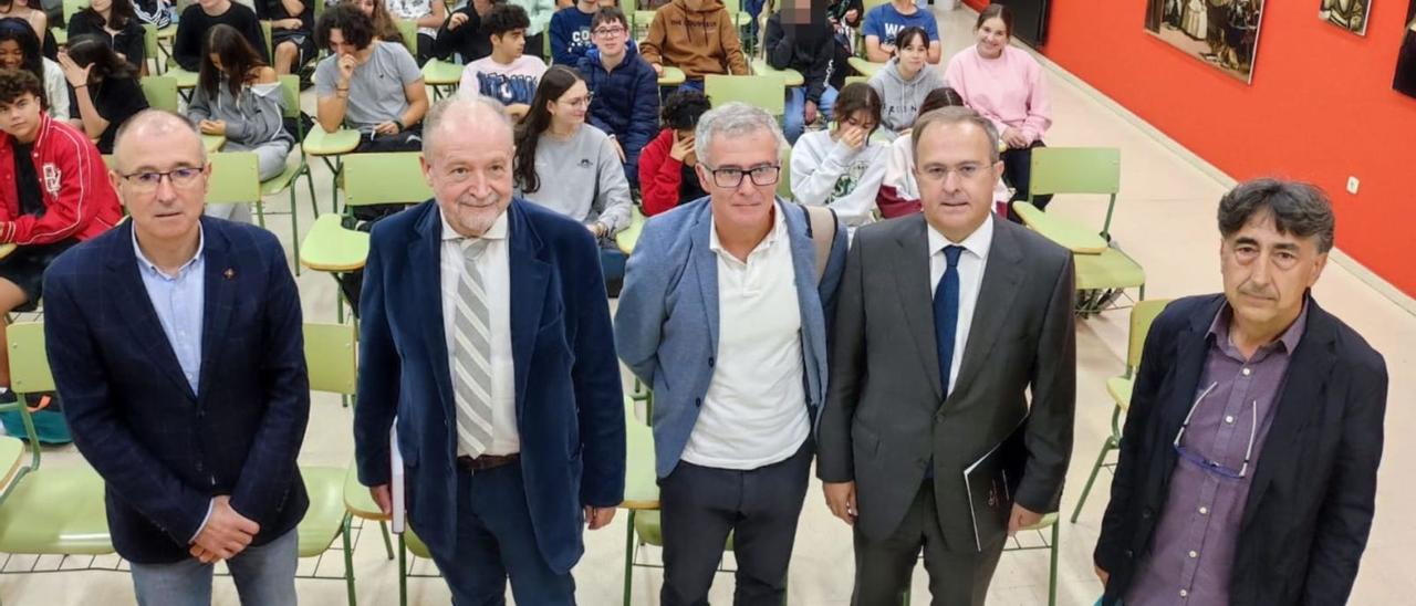 Por la izquierda, el coordinador del Foro, Luis Felipe Fernández; los juristas Leopoldo Tolivar, Miguel Ángel Presno Linera y Javier Junceda, y el profesor veigueño Emilio García, ayer, en el Instituto Elisa y Luis Villamil. | T. Cascudo