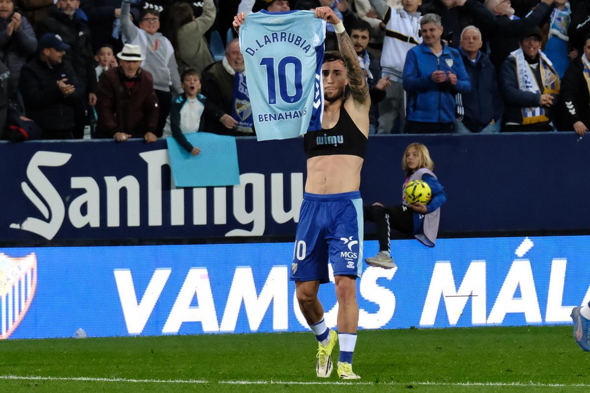 Larrubia muestra su camiseta a La Rosaleda después de remontar el Málaga CF-Cultural.