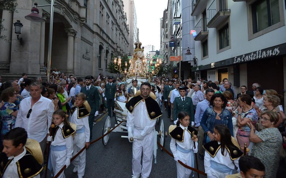 La imagen de la patrona de la provincia recorrió las calles del centro arropada por cientos de personas.