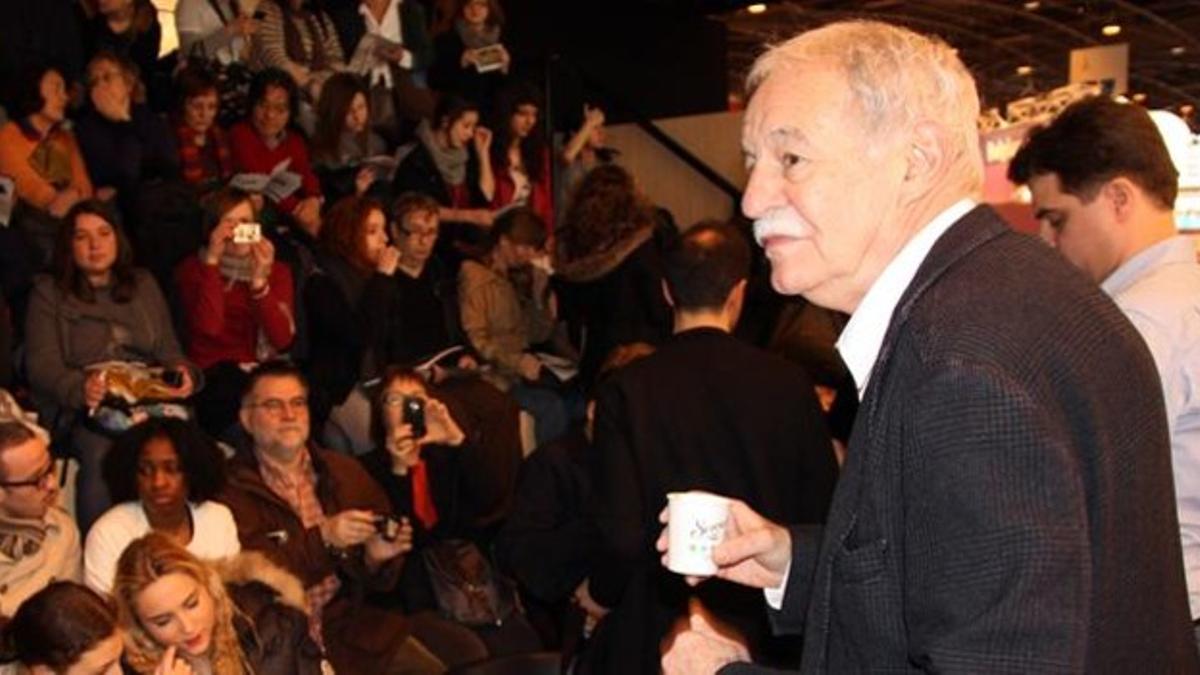 Eduardo Mendoza, Eduardo Mendoza, dando una conferencia en el Salón del Libro de París.