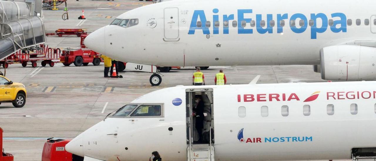 Aeronaves de Iberia y Air Europa en el aeropuerto de Peinador