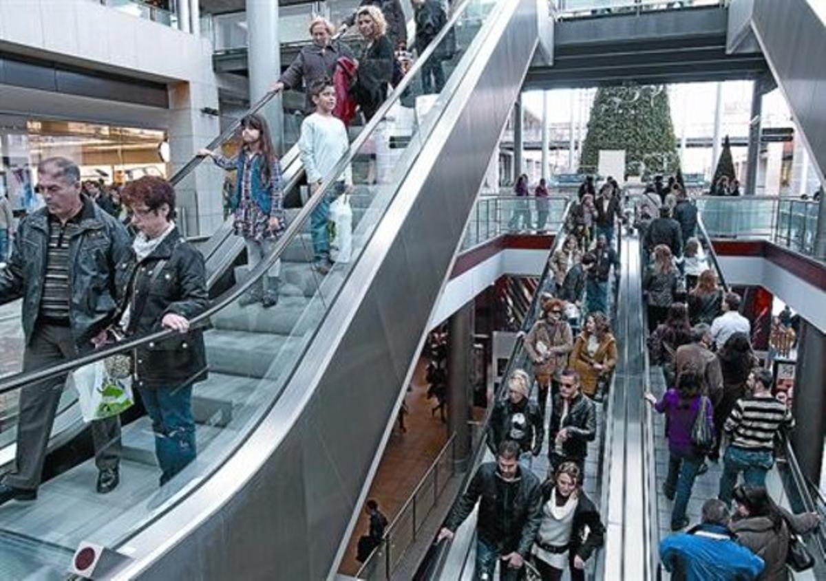 Desenes de ciutadans passegen pel centre comercial La Maquinista, ahir.