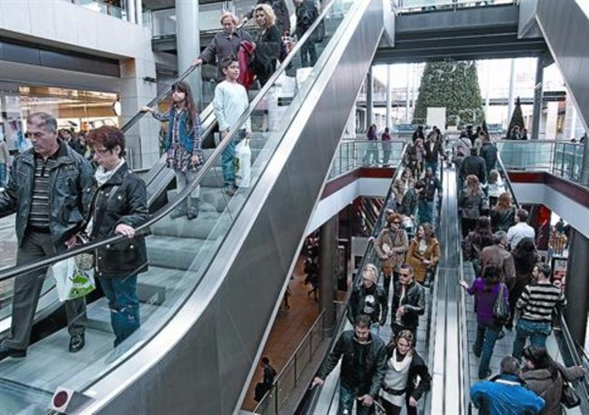Desenes de ciutadans passegen pel centre comercial La Maquinista, ahir. Desenes de ciutadans passegen pel centre comercial La Maquinista, ahir.