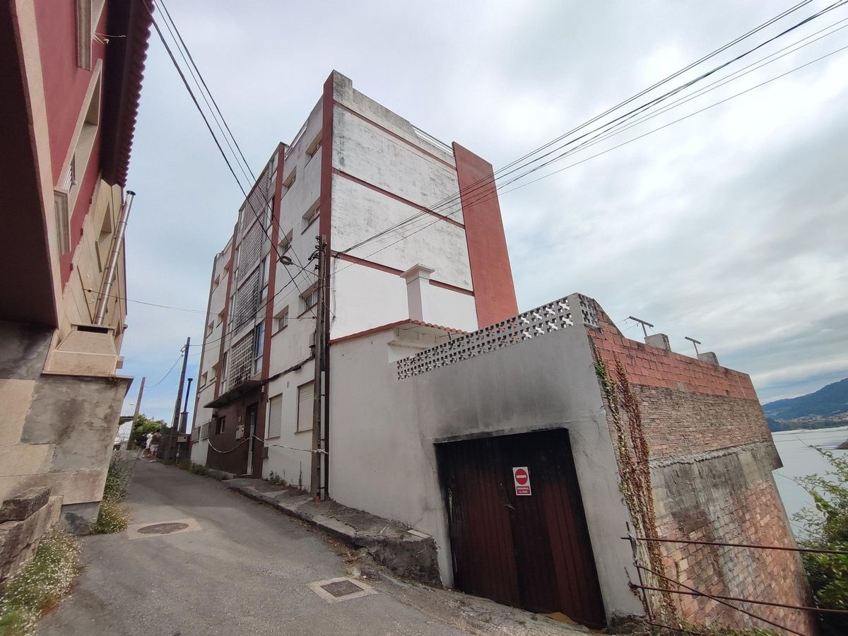 Fachada principal del edificio de Can do Penedo que ardió en enero de 2025.