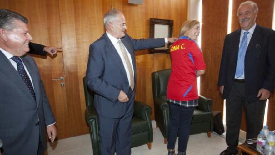 Sonia Castedo se enfunda la camiseta de la selección en presencia de Vicente Del Bosque, Valentín Botella y Jorge Carretero.