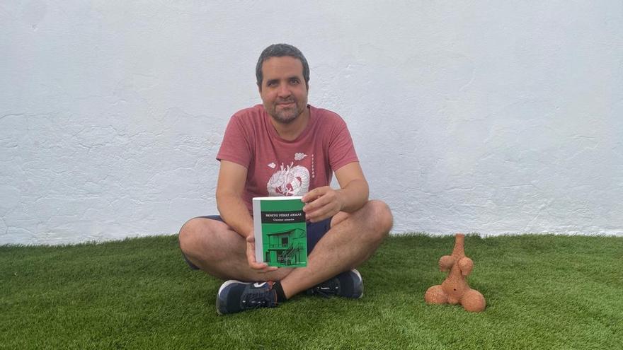 Alexis de la Cruz Otero, con un ejemplar del libro &#039;Cuentos canarios&#039;, que ha coordinado para Ediciones Remotas.