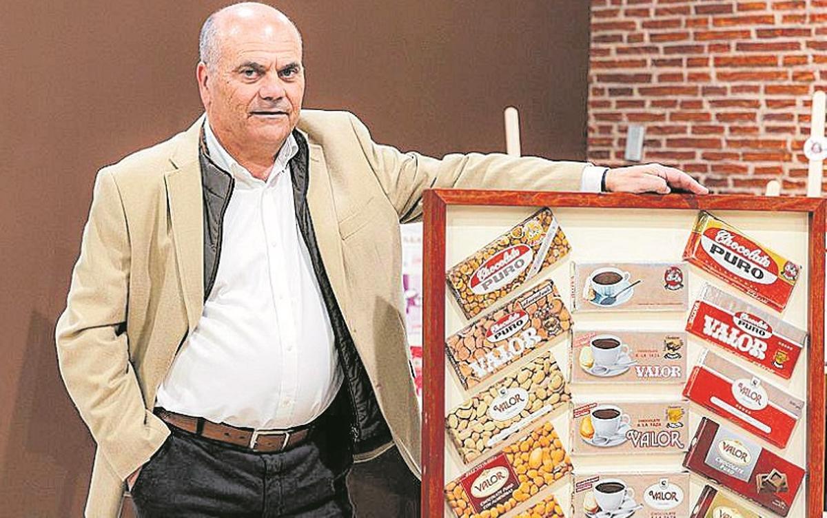 Pedro López, presidente de Chocolates Valor, con los envoltorio que ha usado la empresa para envolver las tabletas.