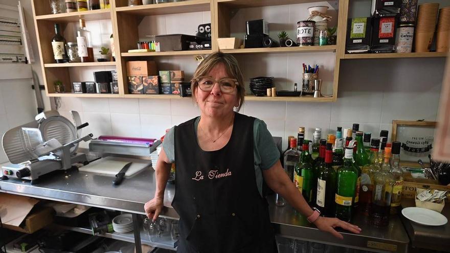 Susi Camarillas, abre su tienda en Azuébar después de cinco días de cierre