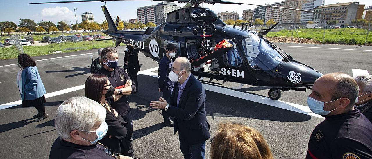 Las autoridades, ayer, junto al helicóptero, en la pista de aterrizaje habilitada en Tulell. | PERALES IBORRA